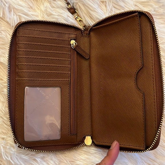 Michale Kors wristlet - Picture 4 of 7